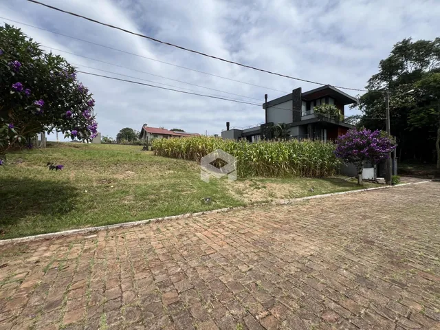 Fachada de uma residência com jardim e área pavimentada em Lajeado, Brasil.
