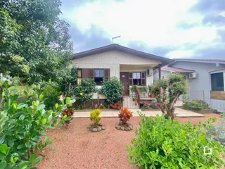 A fachada de uma casa em Lajeado, Brasil, com jardim frontal.