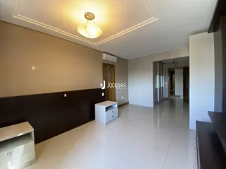 Vista de um corredor interno com piso de cerâmica clara.
