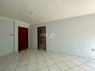 Hall de entrada com piso de cerâmica e paredes brancas.