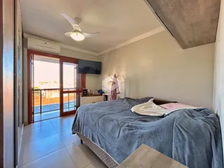 Quarto com vista para a área externa através de portas de vidro.