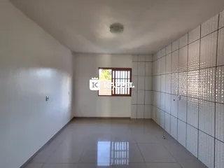 Esta é uma sala ampla com piso claro e paredes brancas.