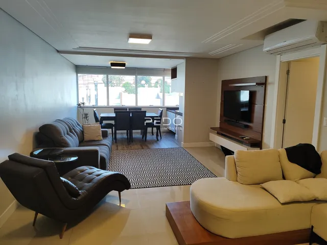Sala de estar com vista para o exterior e área de jantar.