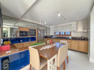 Foto da cozinha e sala de jantar de uma residência.