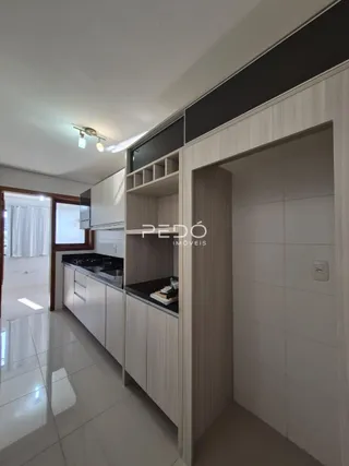 Foto de uma sala de estar com armários embutidos e piso claro.