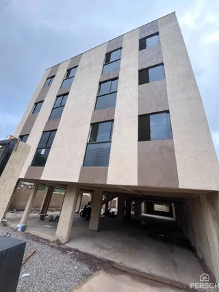 Fachada de um prédio residencial de vários andares em Lajeado, Brasil.