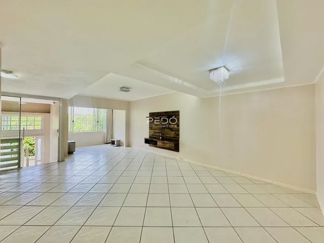 Esta é uma foto de uma área interna ampla com piso de cerâmica.