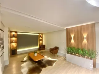 Sala de estar com piso de madeira clara e decoração moderna.