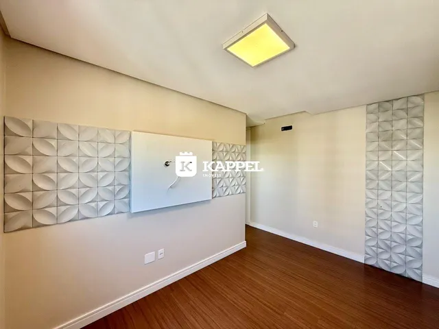 Uma sala de estar com piso de madeira e painéis decorativos nas paredes.