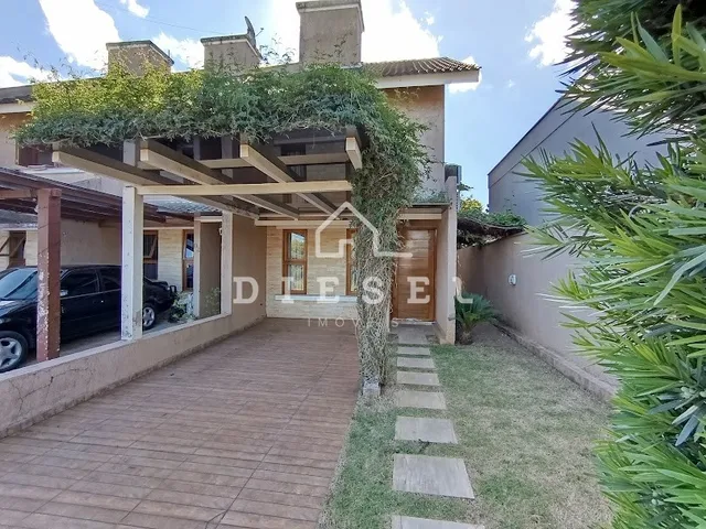 Fachada de uma residência em Lajeado, Brasil, com área coberta e jardim.