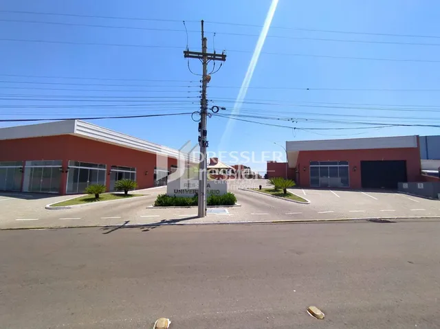 Fachada de uma propriedade com poste e fios no céu azul.