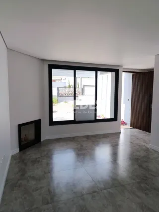 Sala de estar com piso de cerâmica e grande janela.