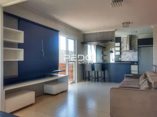 Sala de estar com paredes azuis e piso claro em um imóvel no Brasil.