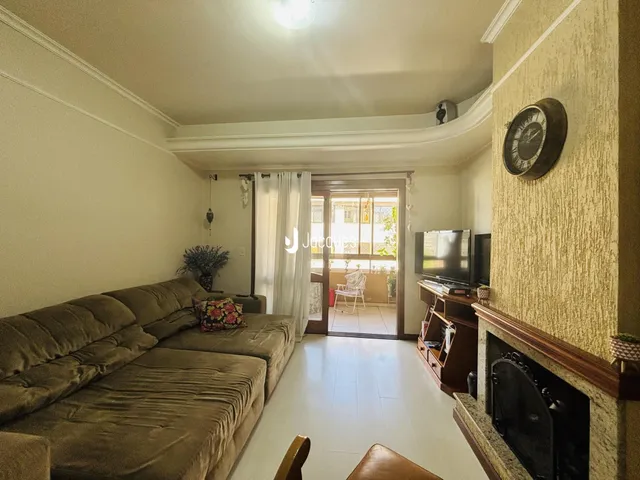 Sala de estar com sofá e lareira em um imóvel no Brasil.