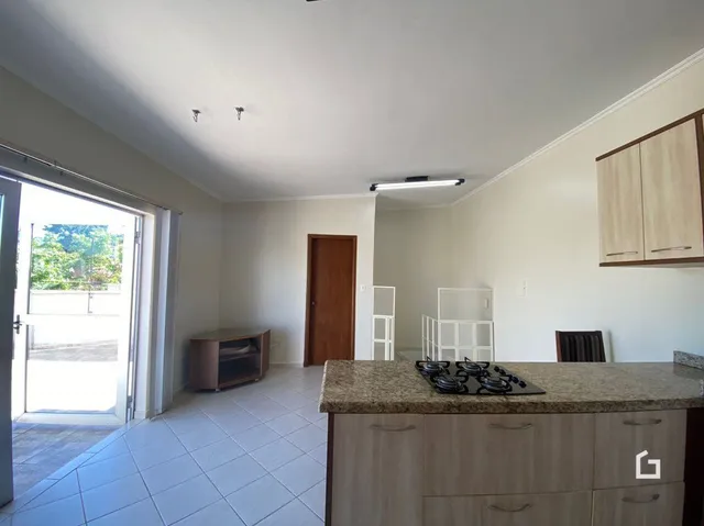 Ambiente interno com piso de cerâmica e armários de madeira.