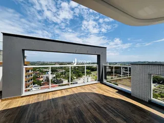 Vista de uma varanda moderna com piso de madeira e grade de vidro.