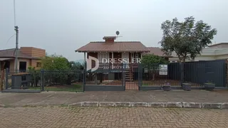 Fachada de uma residência em Lajeado, Brasil, com cerca e portão.