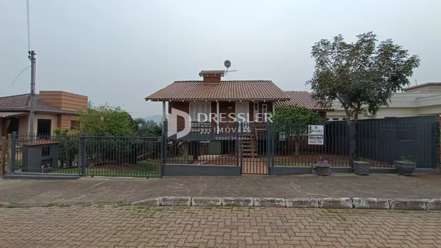Fachada de uma residência em Lajeado, Brasil, com cerca e portão.