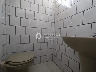 Parede revestida com azulejos brancos em um banheiro.