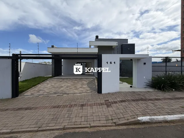 Fachada de uma casa moderna com entrada pavimentada.