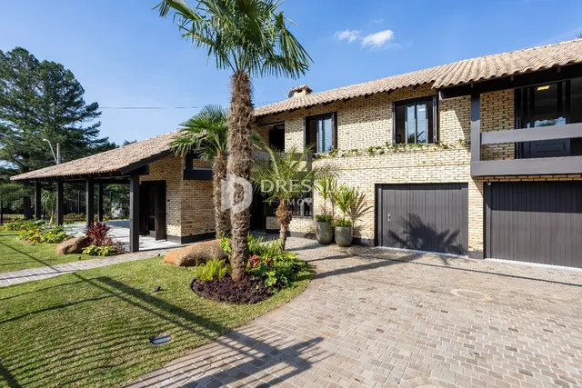 Fachada de casa em Lajeado, Brasil com telhado de telhas e jardim.
