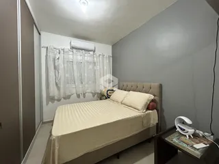 Quarto com cama e armário em ambiente claro.
