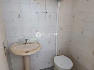 Foto de um banheiro com pia e vaso sanitário.