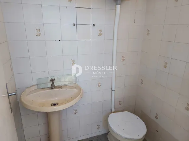 Foto de um banheiro com pia e vaso sanitário.
