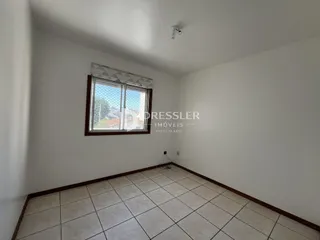 Foto de um cômodo interno com piso de cerâmica e moldura de madeira.