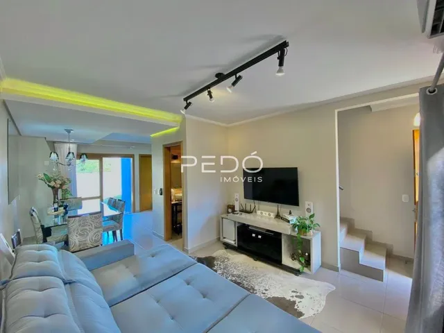 Sala de estar com sofá e lareira em um imóvel no Brasil.