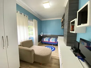Sala de estar com sofá e janela em um apartamento.