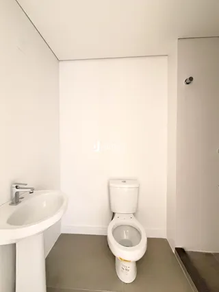 Foto de um banheiro com pia e vaso sanitário em uma residência.