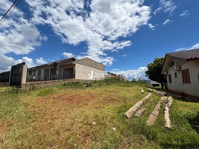 Fachada de uma residência em Lajeado, Brasil, com gramado e vegetação no primeiro plano.