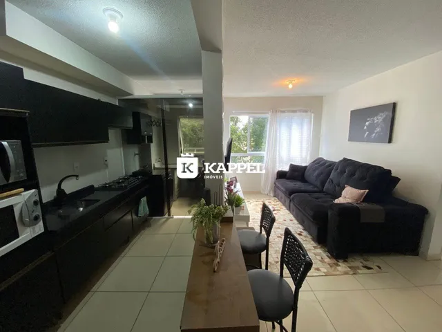 Esta é uma foto de uma sala de estar e cozinha em um apartamento.
