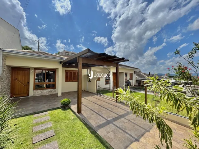 Fachada de uma casa em Lajeado, Brasil, com área externa gramada e pátio.
