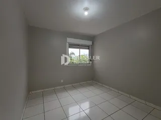 Ambiente interno com piso de cerâmica claro.