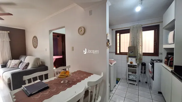Foto de uma sala de jantar com mesa e cadeiras em um imóvel no Brasil.