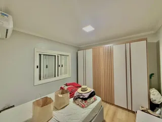 Quarto com cama e janela em um imóvel.