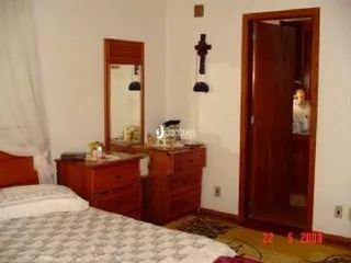 Quarto com porta de madeira no interior da propriedade.