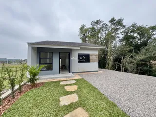 Fachada de uma casa em Lajeado, Brasil, com jardim e área pavimentada.