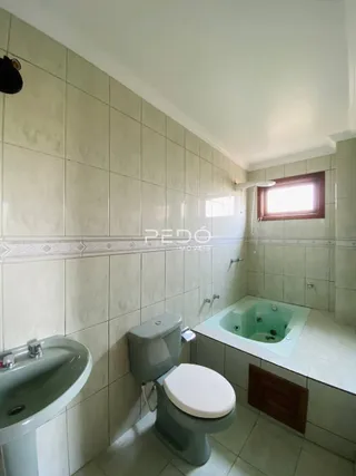 Foto de um banheiro com revestimento de cerâmica nas paredes.