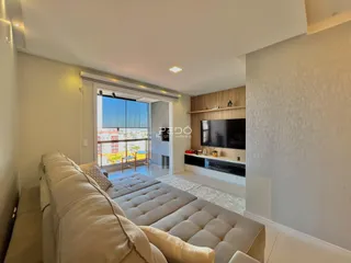 Sala de estar com vista para a paisagem externa.