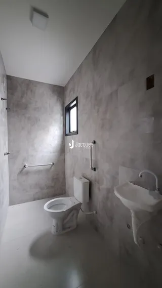 A foto mostra o interior de um banheiro.