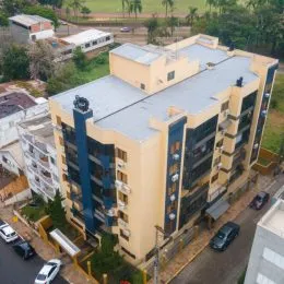 Fachada de um prédio residencial em Lajeado, Brasil, com arquitetura moderna e cores claras.