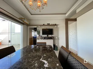 Foto de uma sala de estar com decoração de teto elaborada.