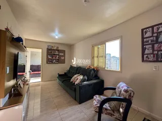 Sala de estar com sofá e poltrona em um apartamento no Brasil.