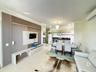 Interior de uma sala de estar com cozinha integrada em Lajeado, Brasil.