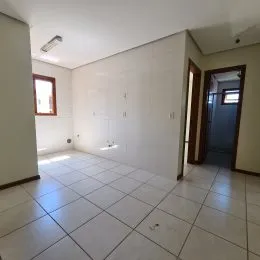 Sala de estar com piso de cerâmica clara e paredes brancas.
