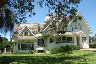 Fachada de uma casa residencial em Lajeado, Brasil, com jardim na frente.