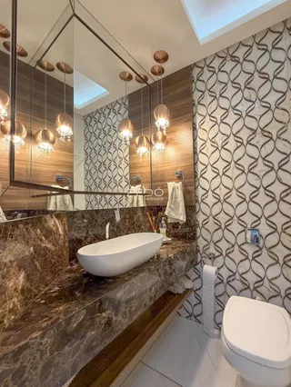 Banheiro moderno com banheira e revestimento em mármore na Lajeado.